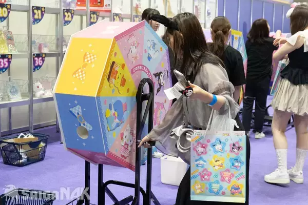 「「サンリオフェス2026 in みなとみらい」現地レポート！ガラポンにカプセルトイ、キャラクター付きのスイーツなど大盛況」の画像