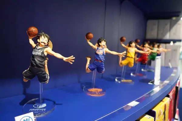 「オープン前の「ONE PIECE BASE SHOP」に潜入！見るだけでも楽しいこだわりの体験型リテール施設に500点以上の限定商品が並ぶ」の画像