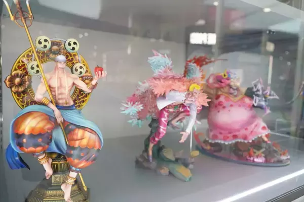 「オープン前の「ONE PIECE BASE SHOP」に潜入！見るだけでも楽しいこだわりの体験型リテール施設に500点以上の限定商品が並ぶ」の画像