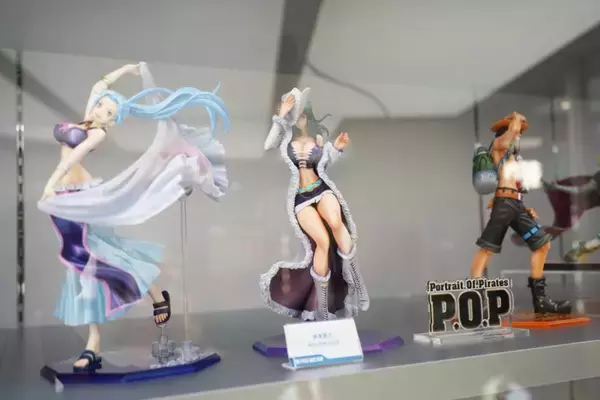 「オープン前の「ONE PIECE BASE SHOP」に潜入！見るだけでも楽しいこだわりの体験型リテール施設に500点以上の限定商品が並ぶ」の画像