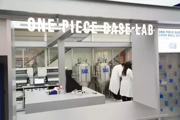 「オープン前の「ONE PIECE BASE SHOP」に潜入！見るだけでも楽しいこだわりの体験型リテール施設に500点以上の限定商品が並ぶ」の画像