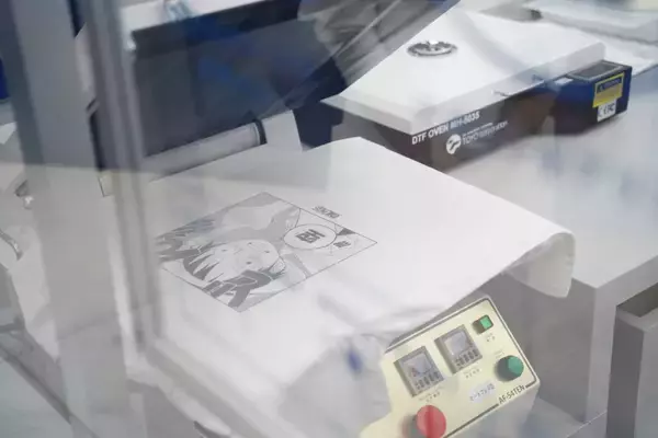 「オープン前の「ONE PIECE BASE SHOP」に潜入！見るだけでも楽しいこだわりの体験型リテール施設に500点以上の限定商品が並ぶ」の画像