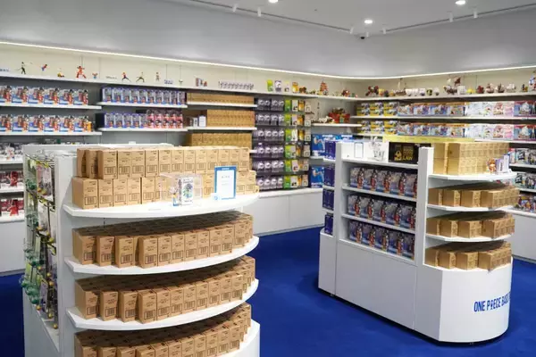 「オープン前の「ONE PIECE BASE SHOP」に潜入！見るだけでも楽しいこだわりの体験型リテール施設に500点以上の限定商品が並ぶ」の画像