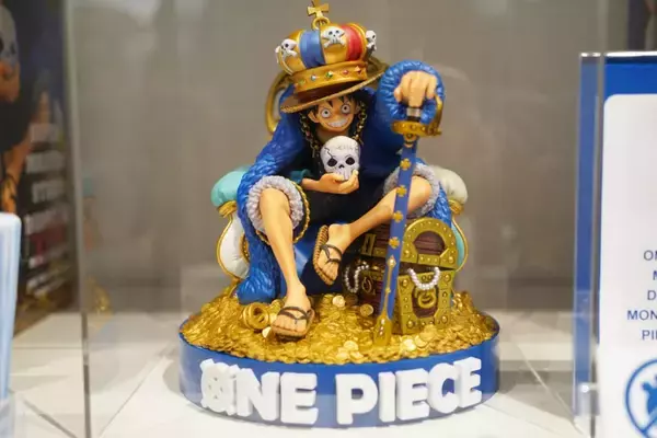 「オープン前の「ONE PIECE BASE SHOP」に潜入！見るだけでも楽しいこだわりの体験型リテール施設に500点以上の限定商品が並ぶ」の画像