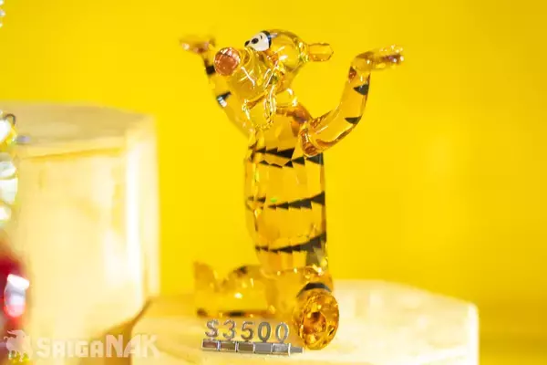 「【ACGHK 2026】「Swarovski」ブースレポート！人気キャラクターの超美麗クリスタルフィギュアに目が釘付け」の画像