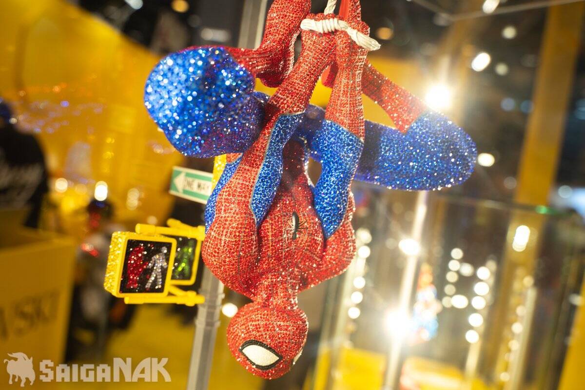 【ACGHK 2026】「Swarovski」ブースレポート！人気キャラクターの超美麗クリスタルフィギュアに目が釘付け