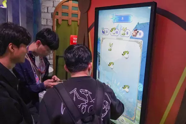 「【TGS2026】「アズールプロミリア」のブースレポート！先行試遊や人気コスプレイヤーたちが登場」の画像