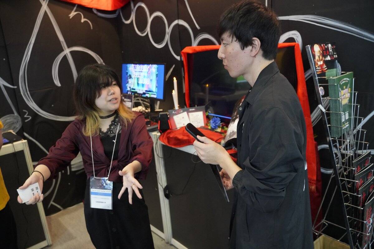 【TGS2025】ゲーム制作だけじゃない！装飾やブースの設置なども手掛けた「北海道情報大学」情報メディア学部2年の山口さんと森川准教授にインタビュー