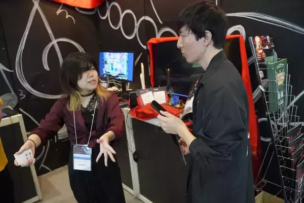 「【TGS2025】ゲーム制作だけじゃない！装飾やブースの設置なども手掛けた「北海道情報大学」情報メディア学部2年の山口さんと森川准教授にインタビュー」の画像