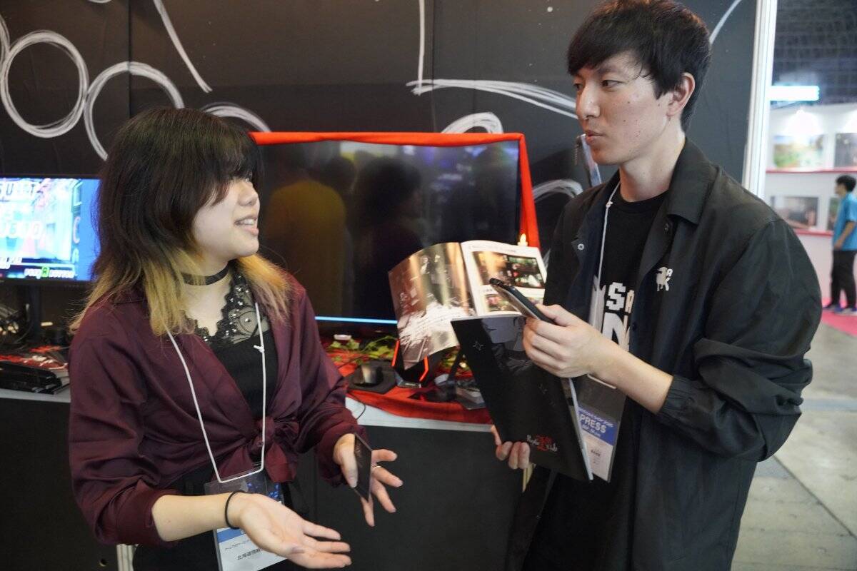 【TGS2025】ゲーム制作だけじゃない！装飾やブースの設置なども手掛けた「北海道情報大学」情報メディア学部2年の山口さんと森川准教授にインタビュー