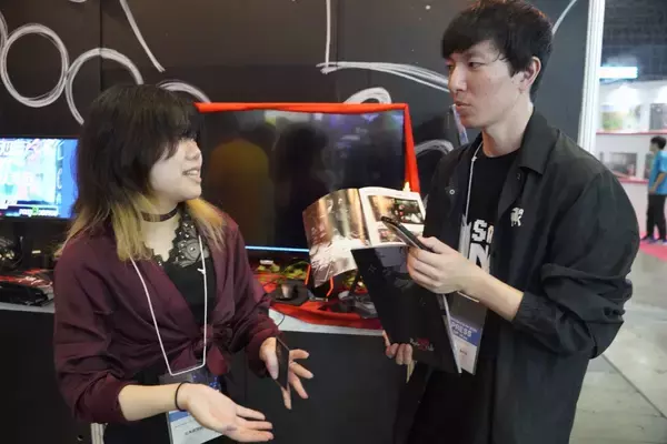 「【TGS2025】ゲーム制作だけじゃない！装飾やブースの設置なども手掛けた「北海道情報大学」情報メディア学部2年の山口さんと森川准教授にインタビュー」の画像