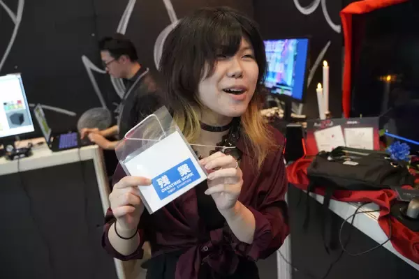 「【TGS2025】ゲーム制作だけじゃない！装飾やブースの設置なども手掛けた「北海道情報大学」情報メディア学部2年の山口さんと森川准教授にインタビュー」の画像