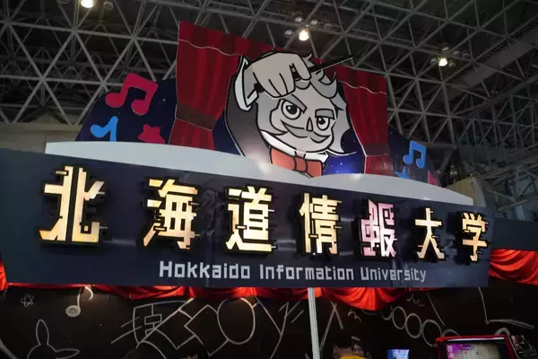 「【TGS2025】ゲーム制作だけじゃない！装飾やブースの設置なども手掛けた「北海道情報大学」情報メディア学部2年の山口さんと森川准教授にインタビュー」の画像