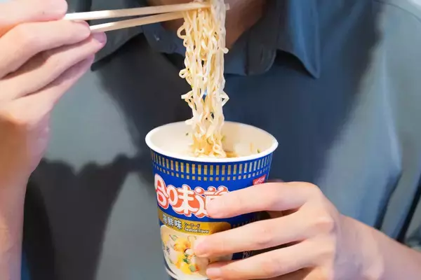 「豊かな魚介の風味に箸が止まらない！カップヌードル「合味道 海鮮味」をレビュー！」の画像
