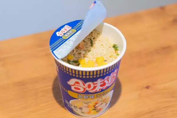「豊かな魚介の風味に箸が止まらない！カップヌードル「合味道 海鮮味」をレビュー！」の画像
