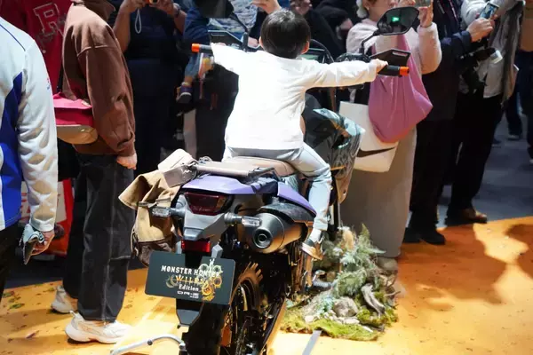 「【東京オートサロン2026】スズキブースをフォトレポート！モンハンコラボ車両に大注目！」の画像