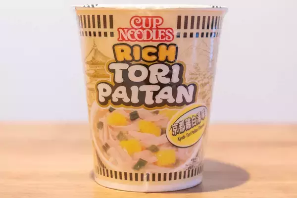 「香港で販売されているカップヌードル「合味道 京都鶏白湯味」をレビュー！香り高いクリーミーなスープを味わう」の画像