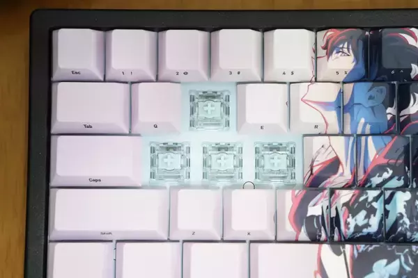 「「AMICIS」×「俺だけレベルアップな件」コラボのゲーミングキーボードとマウスパッドをレビュー！最高峰のスペックとデザインでレベルアップを目指せ」の画像