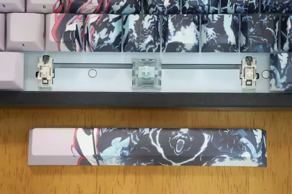 「「AMICIS」×「俺だけレベルアップな件」コラボのゲーミングキーボードとマウスパッドをレビュー！最高峰のスペックとデザインでレベルアップを目指せ」の画像