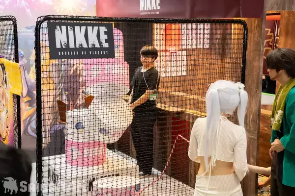 「【C108】勝利の女神：NIKKEブースレポート！夏らしいお祭り風セットで大盛況のコスプレ撮影会も」の画像