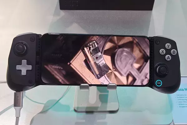 「nubiaがMWCで「Neo 5 GT」など新ゲーミングスマホを発表！VOCALOID「洛天依(Luo Tianyi)」モデルも展示」の画像