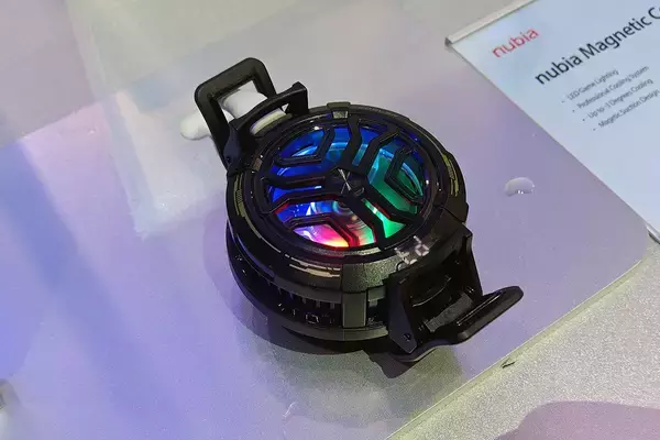 「nubiaがMWCで「Neo 5 GT」など新ゲーミングスマホを発表！VOCALOID「洛天依(Luo Tianyi)」モデルも展示」の画像