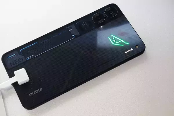 「nubiaがMWCで「Neo 5 GT」など新ゲーミングスマホを発表！VOCALOID「洛天依(Luo Tianyi)」モデルも展示」の画像