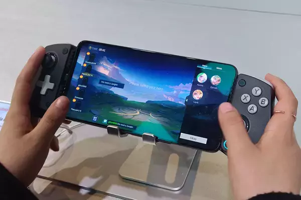 「nubiaがMWCで「Neo 5 GT」など新ゲーミングスマホを発表！VOCALOID「洛天依(Luo Tianyi)」モデルも展示」の画像