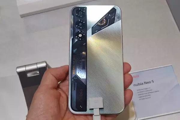 「nubiaがMWCで「Neo 5 GT」など新ゲーミングスマホを発表！VOCALOID「洛天依(Luo Tianyi)」モデルも展示」の画像