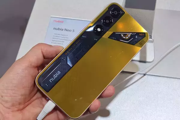 「nubiaがMWCで「Neo 5 GT」など新ゲーミングスマホを発表！VOCALOID「洛天依(Luo Tianyi)」モデルも展示」の画像
