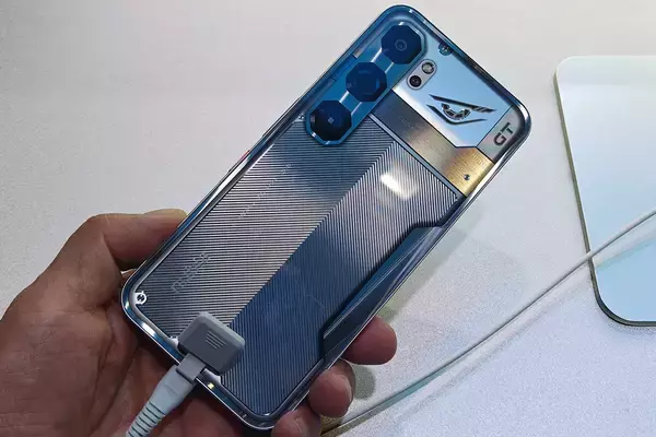 「nubiaがMWCで「Neo 5 GT」など新ゲーミングスマホを発表！VOCALOID「洛天依(Luo Tianyi)」モデルも展示」の画像