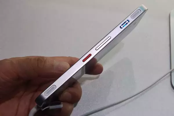 「nubiaがMWCで「Neo 5 GT」など新ゲーミングスマホを発表！VOCALOID「洛天依(Luo Tianyi)」モデルも展示」の画像