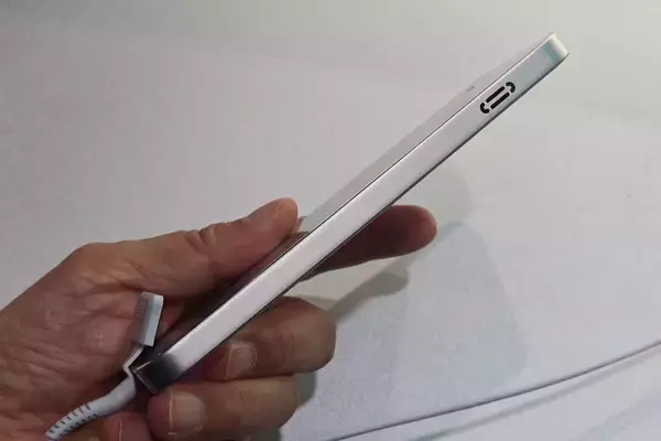 「nubiaがMWCで「Neo 5 GT」など新ゲーミングスマホを発表！VOCALOID「洛天依(Luo Tianyi)」モデルも展示」の画像