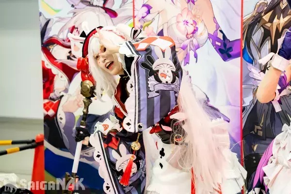 「【C108】崩壊：スターレイル×Fate/stay night [Unlimited Blade Works]コラボ記念フォトスポットにコスプレイヤーが登場」の画像