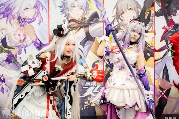 「【C108】崩壊：スターレイル×Fate/stay night [Unlimited Blade Works]コラボ記念フォトスポットにコスプレイヤーが登場」の画像