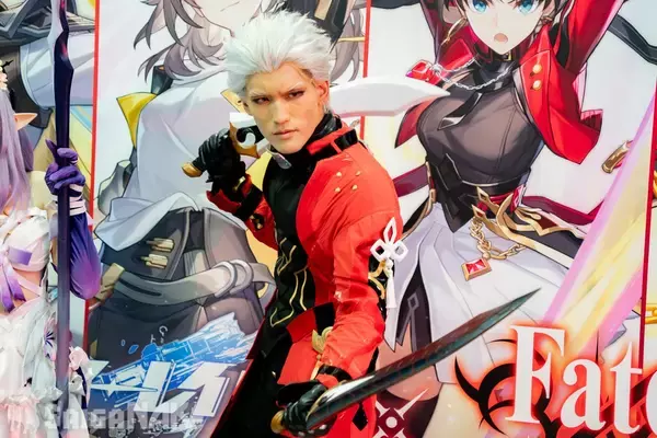 「【C108】崩壊：スターレイル×Fate/stay night [Unlimited Blade Works]コラボ記念フォトスポットにコスプレイヤーが登場」の画像