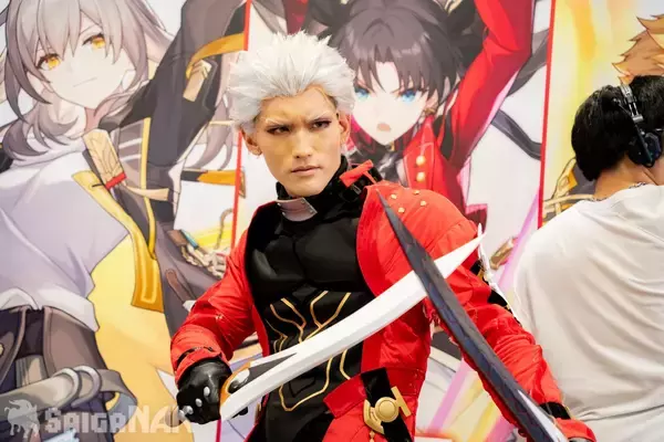 「【C108】崩壊：スターレイル×Fate/stay night [Unlimited Blade Works]コラボ記念フォトスポットにコスプレイヤーが登場」の画像