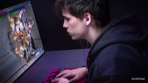 「「GRAPHT」から「スト6」コラボの新作アイテムがEVO Japan 2026にあわせて多数登場！描き下ろしアートのアパレルやアケコンiOなど」の画像