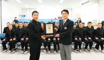 ＜高校野球＞上尾を表彰　春のセンバツ21世紀枠候補に選出　記念の盾、埼玉県高野連の斎藤会長から森田主将に　「一層気を引き締めて練習に」
