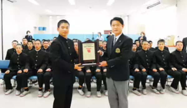 ＜高校野球＞上尾を表彰　春のセンバツ21世紀枠候補に選出　記念の盾、埼玉県高野連の斎藤会長から森田主将に　「一層気を引き締めて練習に」