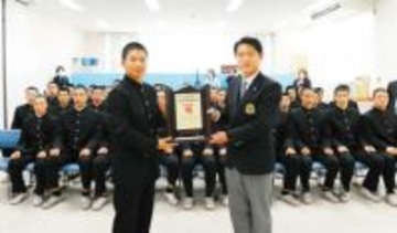 ＜高校野球＞上尾を表彰　春のセンバツ21世紀枠候補に選出　記念の盾、埼玉県高野連の斎藤会長から森田主将に　「一層気を引き締めて練習に」