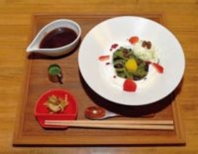 夜カフェ限定、スイーツなうどん　「抹茶うどんでおしるこ」登場　熊谷・茶の西田園　「うどんのつゆをお汁粉に」　仲間が漏らした何げない言葉、新メニューのヒントに