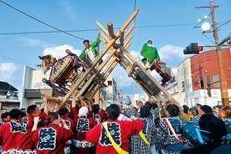 本庄・児玉…「こだま夏まつり」　けんか神輿勇壮に　8基の神輿、かけ声とともに　山型に持ち上げ相対も