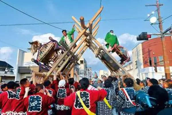 本庄・児玉…「こだま夏まつり」　けんか神輿勇壮に　8基の神輿、かけ声とともに　山型に持ち上げ相対も