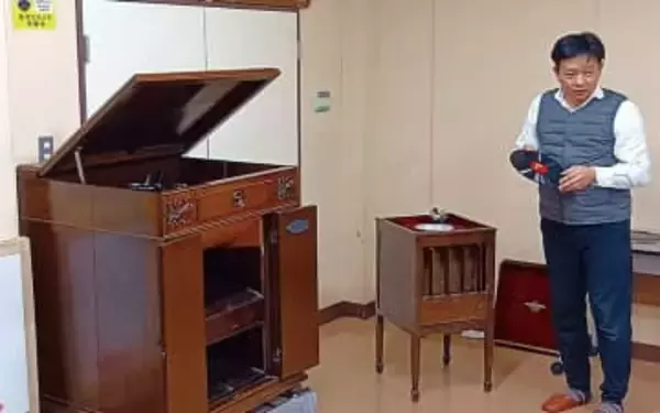 草加で「100年前の蓄音機」が現役演奏　往年のヒット曲など鑑賞「音の響きが素晴らしい」