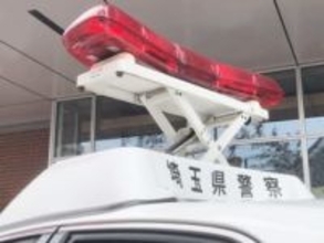 車が突っ込む…auショップのガラス戸を突き破り、店内のテレビ台にぶつかって停車　巻き込まれた客を搬送　運転手の男性「ブレーキを踏むのが遅れた」