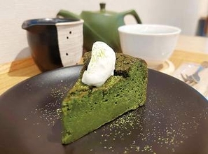 開店当時からの人気…幅広い年齢層から愛される「抹茶ガトーショコラ」　60年近く続くお茶専門店がカフェ、お茶の需要低下で新業態に挑戦　子ども用のバースデーケーキにとの注文も