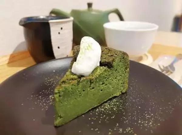 開店当時からの人気…幅広い年齢層から愛される「抹茶ガトーショコラ」　60年近く続くお茶専門店がカフェ、お茶の需要低下で新業態に挑戦　子ども用のバースデーケーキにとの注文も