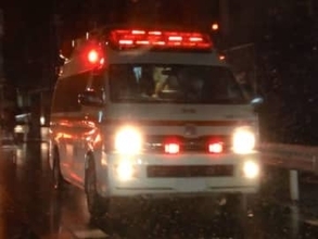 自転車の男性死亡…後ろからトラックが衝突　雨が降る夜に　運転手が違反か　片側1車線の直線道路　男性は会社員52歳