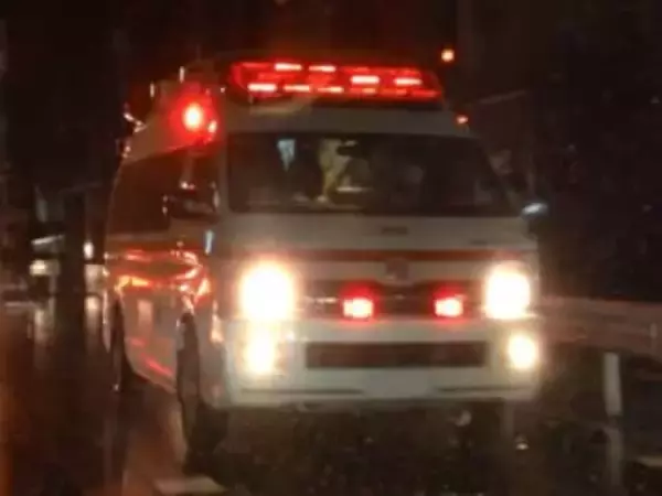 自転車の男性死亡…後ろからトラックが衝突　雨が降る夜に　運転手が違反か　片側1車線の直線道路　男性は会社員52歳